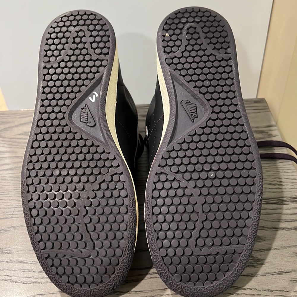 Nikes - Picture 4 of 4
